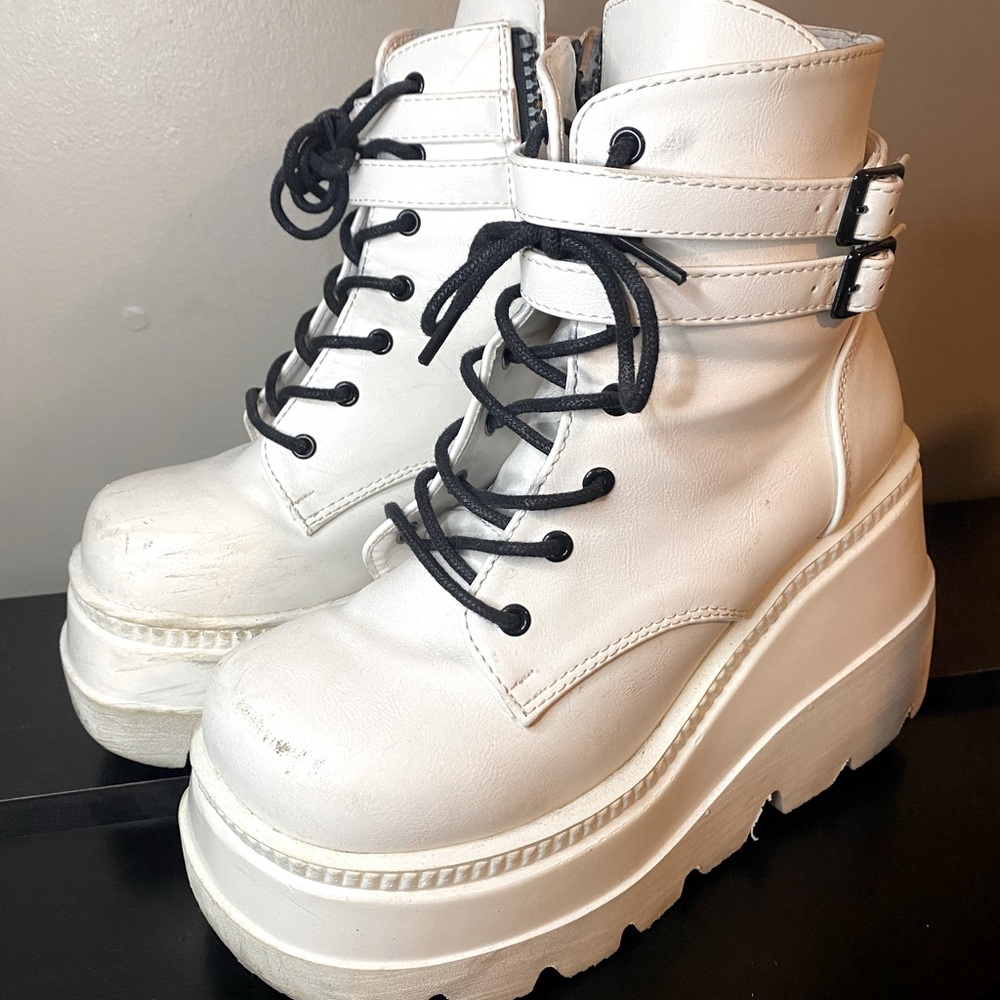 Demonia Shaker 52 in white